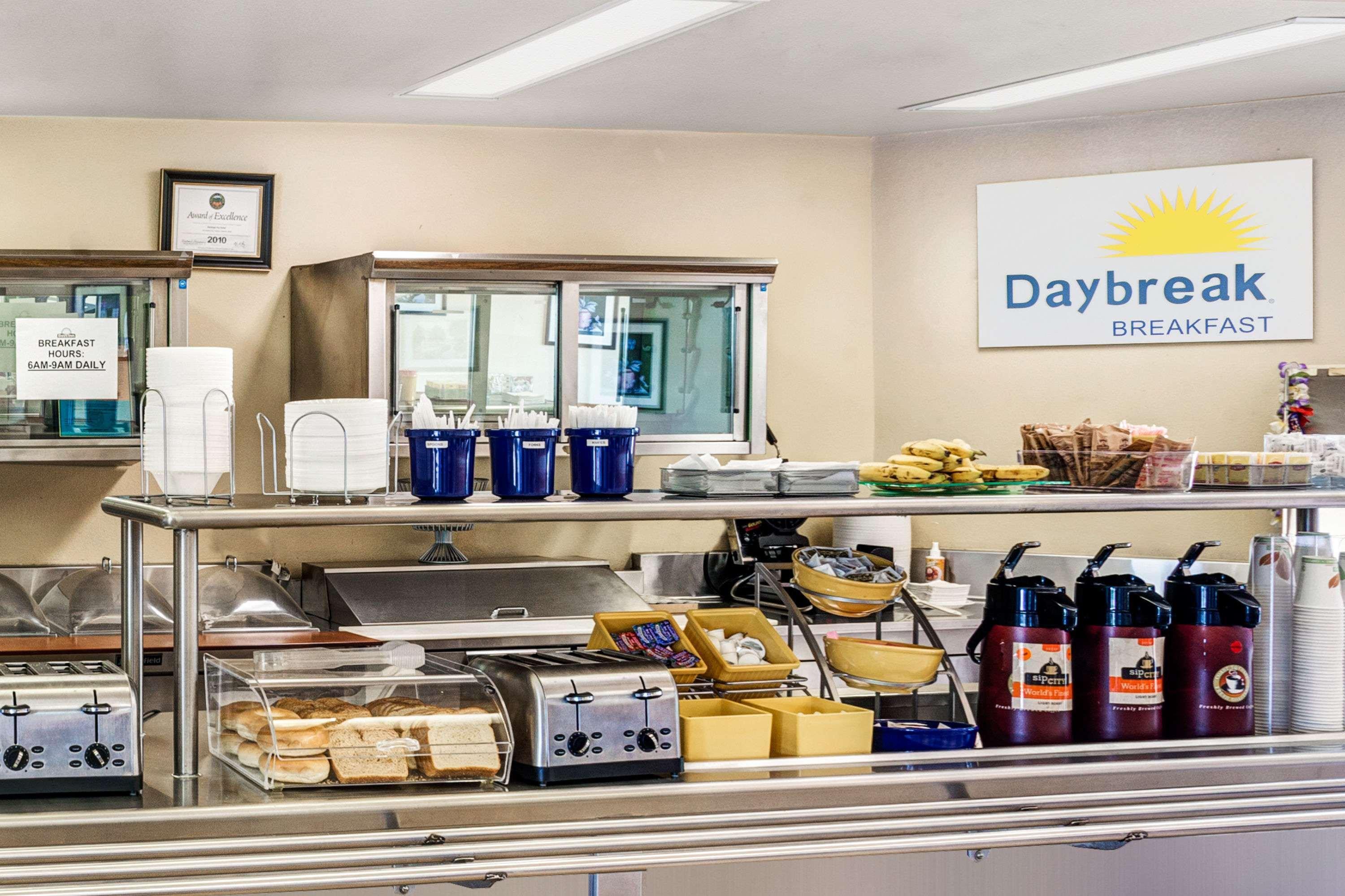 Days Inn & Suites By Wyndham Фуллертон Экстерьер фото