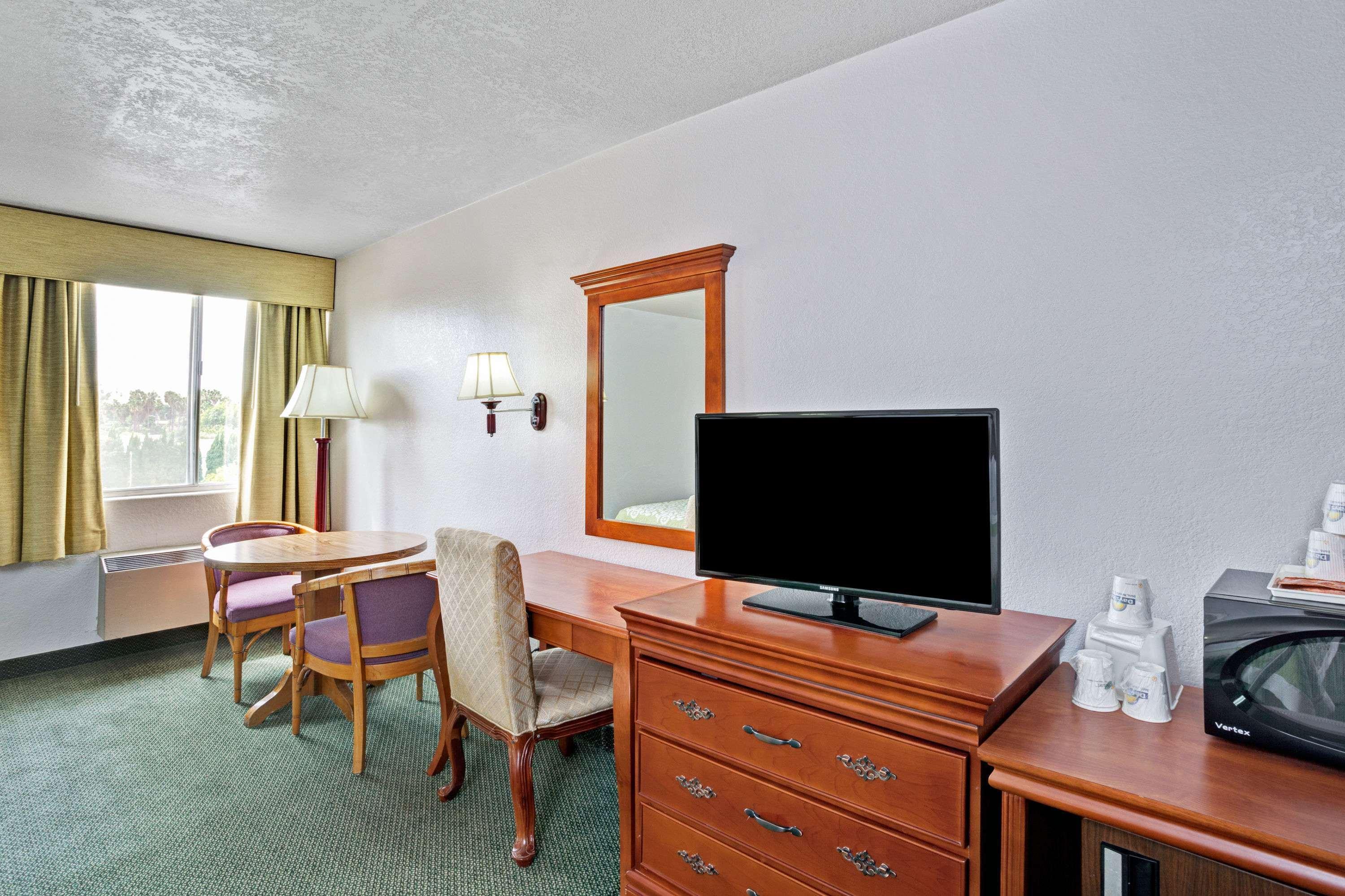 Days Inn & Suites By Wyndham Фуллертон Экстерьер фото