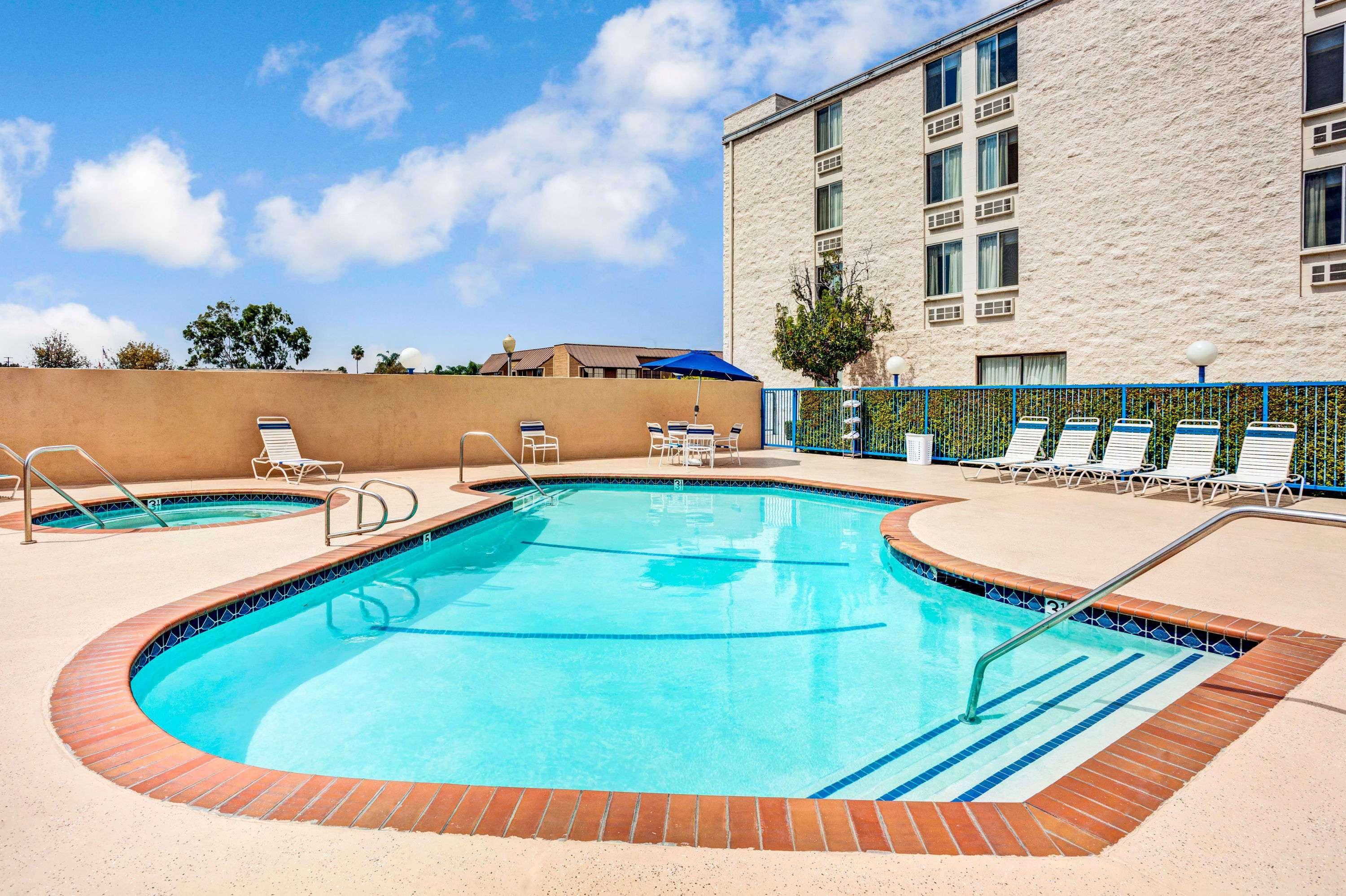 Days Inn & Suites By Wyndham Фуллертон Экстерьер фото