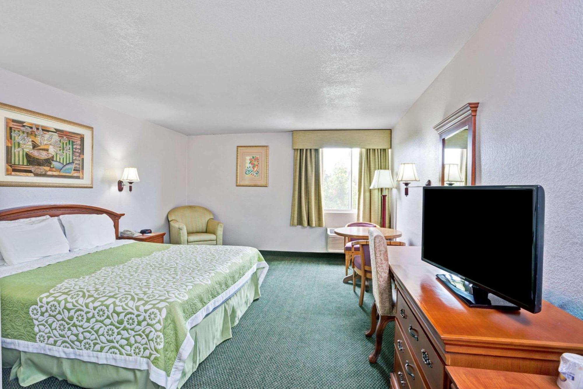 Days Inn & Suites By Wyndham Фуллертон Экстерьер фото