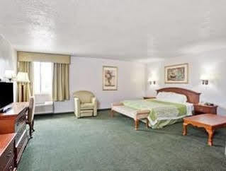 Days Inn & Suites By Wyndham Фуллертон Экстерьер фото